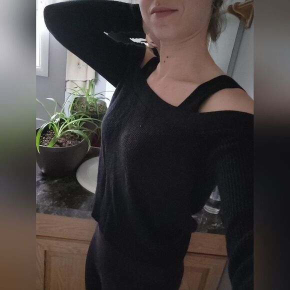 Kendall & Kylie size M Black Cropped Off-Shoulder Chunky Sweater - Picture 5 of 6